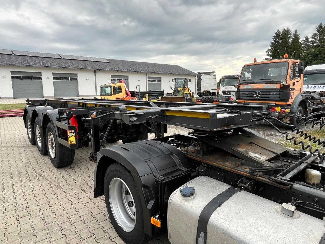 Schwarzmüller S1 R-Serie Tank Chassis ADR SAF Alufelgen - Container transporter/ Swap body semi-trailer: picture 3 Schwarzmüller S1 R-Serie Tank Chassis ADR SAF Alufelgen - Container transporter/ Swap body semi-trailer: picture 3