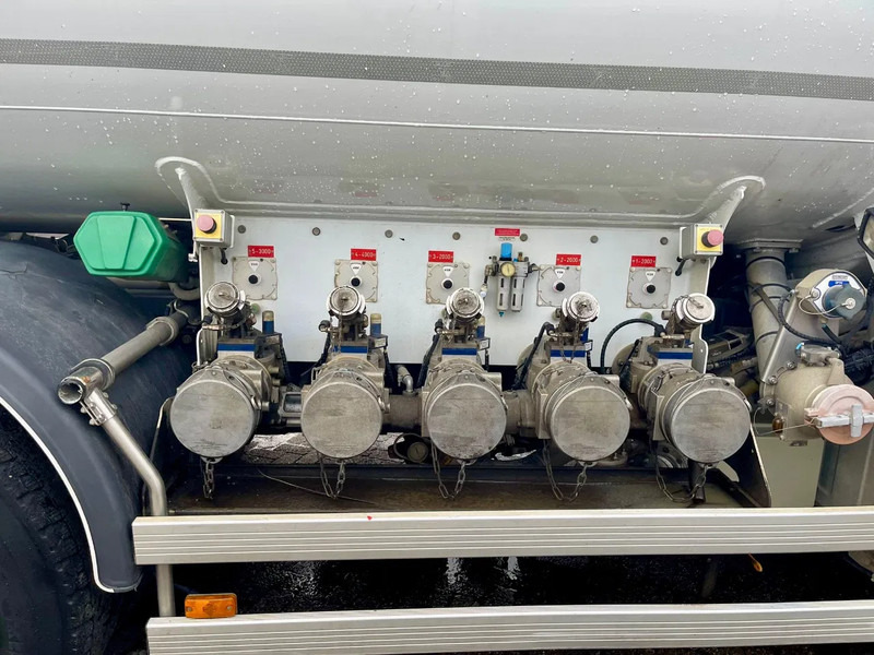 Tanker truck Renault Premium 380 13390L, 5 COMPARTMENTS, FULL AIR SUSPENSION: picture 13 Tanker truck Renault Premium 380 13390L, 5 COMPARTMENTS, FULL AIR SUSPENSION: picture 13