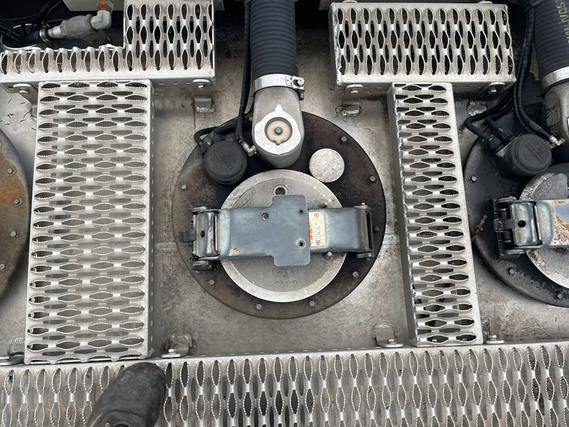 Tanker truck Renault Premium 380 13390L, 5 COMPARTMENTS, FULL AIR SUSPENSION: picture 19 Tanker truck Renault Premium 380 13390L, 5 COMPARTMENTS, FULL AIR SUSPENSION: picture 19