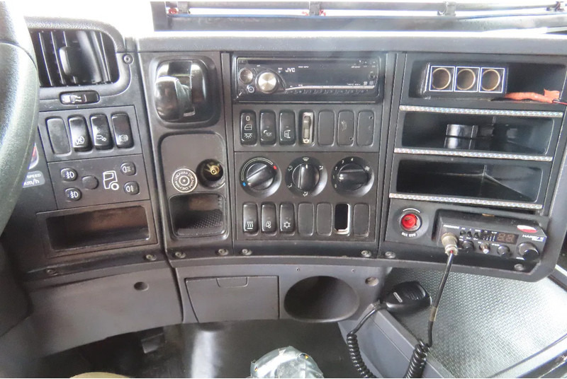 Tractor unit Scania R420 2 tanks, 2 beds, manual gearbox: picture 9