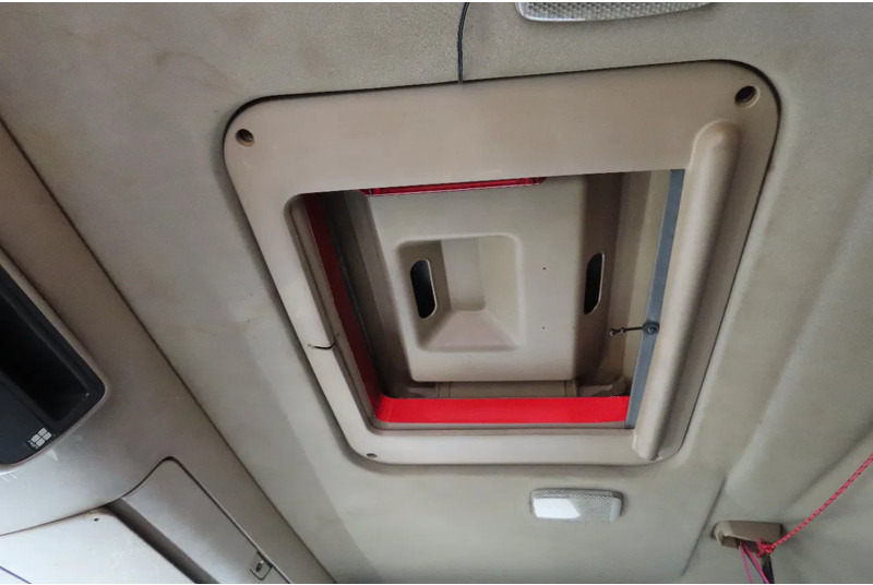 Tractor unit Scania R420 2 tanks, 2 beds, manual gearbox: picture 12