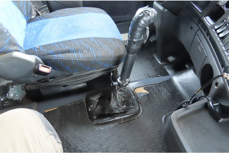 Tractor unit Scania R420 2 tanks, 2 beds, manual gearbox: picture 8