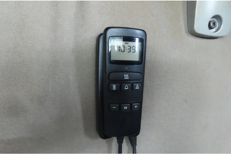 Tractor unit Scania R420 2 tanks, 2 beds, manual gearbox: picture 14