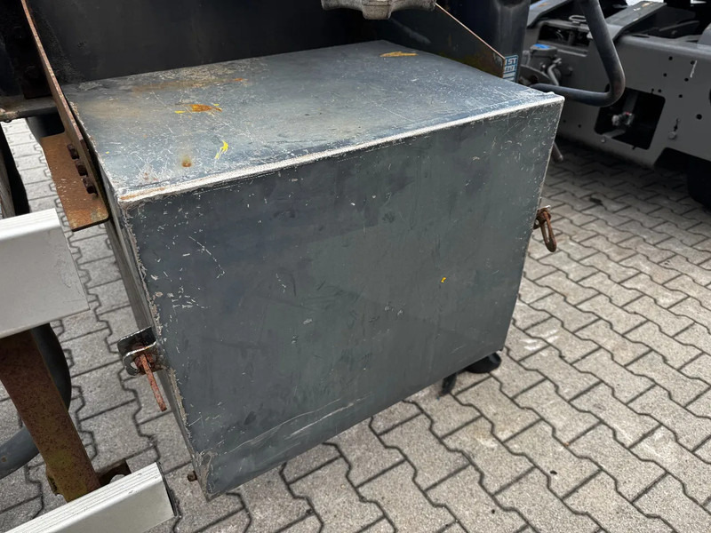 Container transporter/ Swap body semi-trailer DESOT nice 20FT/30FT ADR-Chassis for SMALL PRICE, liftaxle, 5 twistlocks arms: picture 13 Container transporter/ Swap body semi-trailer DESOT nice 20FT/30FT ADR-Chassis for SMALL PRICE, liftaxle, 5 twistlocks arms: picture 13