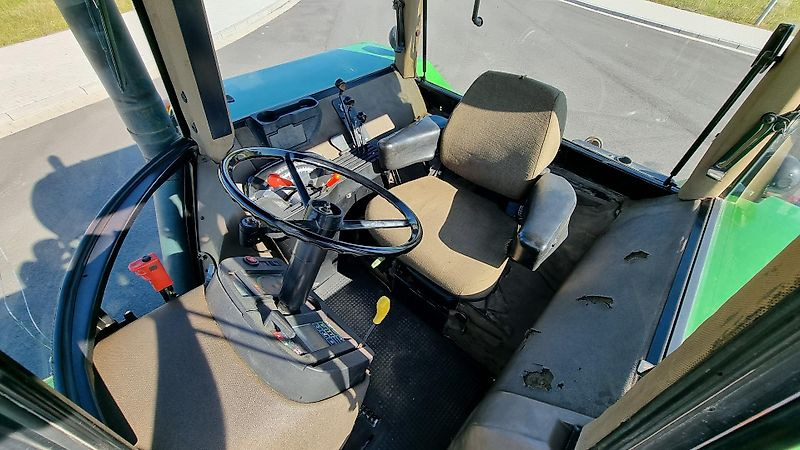 Farm tractor John Deere 4955: picture 11