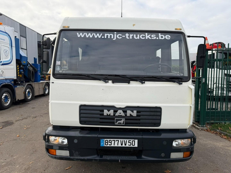 MAN 10.225 LC CLOSED BOX / KOFFER - DOKA - MANUAL GEARBOX - *344.000km* - STEEL SPRING / BLATT / LAMES - BE TRUCK - Box truck: picture 2 MAN 10.225 LC CLOSED BOX / KOFFER - DOKA - MANUAL GEARBOX - *344.000km* - STEEL SPRING / BLATT / LAMES - BE TRUCK - Box truck: picture 2