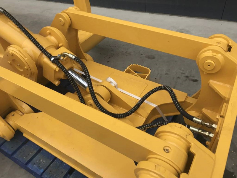 Komatsu D65 - Attachment for Construction machinery: picture 3 Komatsu D65 - Attachment for Construction machinery: picture 3