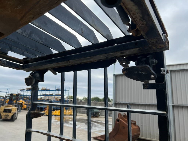 Cat 313E / M315F / 320F / 323E / 325F / 329E / 330F / - Cab and interior for Construction machinery: picture 4 Cat 313E / M315F / 320F / 323E / 325F / 329E / 330F / - Cab and interior for Construction machinery: picture 4