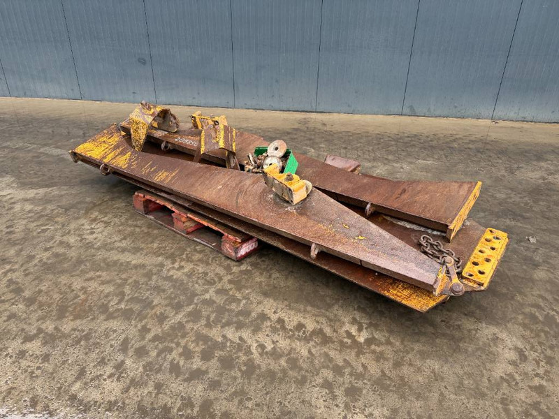 Cat 730 - Tail lift for Construction machinery: picture 1 Cat 730 - Tail lift for Construction machinery: picture 1