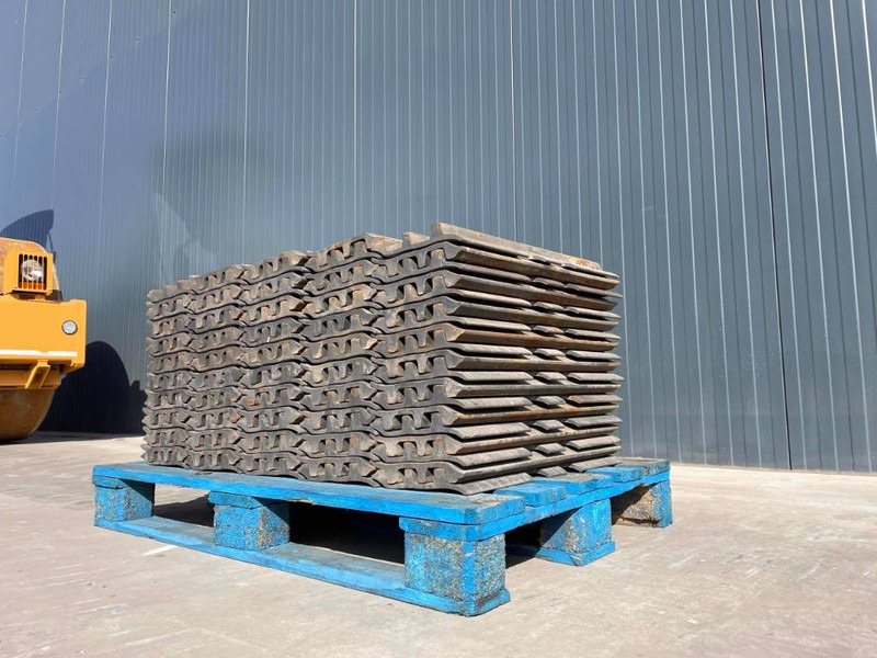 Hyundai R210 / R215 / R220 / R235 / R250 / R260 - Frame/ Chassis for Construction machinery: picture 3 Hyundai R210 / R215 / R220 / R235 / R250 / R260 - Frame/ Chassis for Construction machinery: picture 3