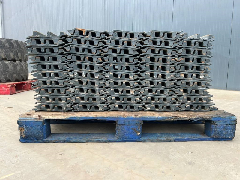 Hyundai R210 / R215 / R220 Shoes 3 Grouser 600mm - Frame/ Chassis for Construction machinery: picture 5 Hyundai R210 / R215 / R220 Shoes 3 Grouser 600mm - Frame/ Chassis for Construction machinery: picture 5
