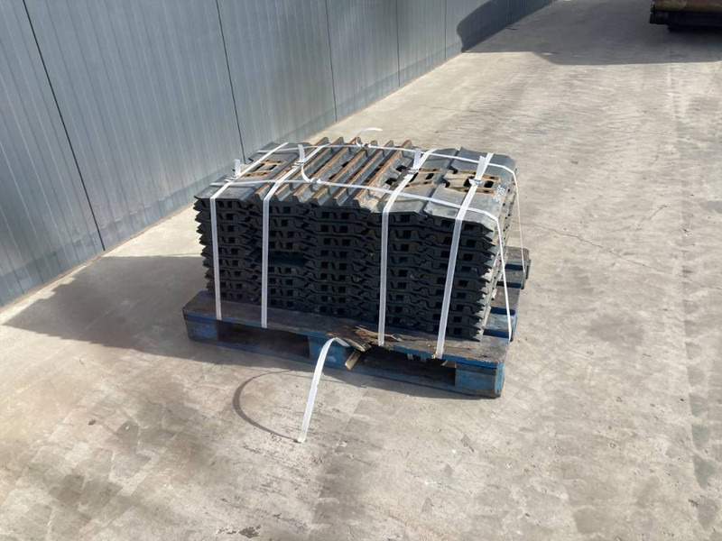 Komatsu PC150 / PC160 / PC180 / PC210 / PC240 3 Grouser 60 - Frame/ Chassis for Construction machinery: picture 4 Komatsu PC150 / PC160 / PC180 / PC210 / PC240 3 Grouser 60 - Frame/ Chassis for Construction machinery: picture 4