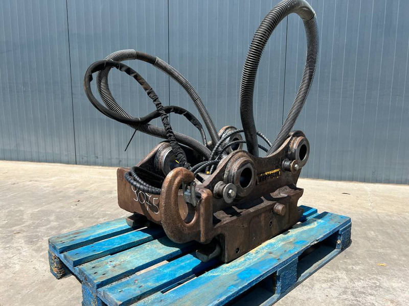 OilQuick OQ70/55 323E - Quick coupler for Construction machinery: picture 1 OilQuick OQ70/55 323E - Quick coupler for Construction machinery: picture 1
