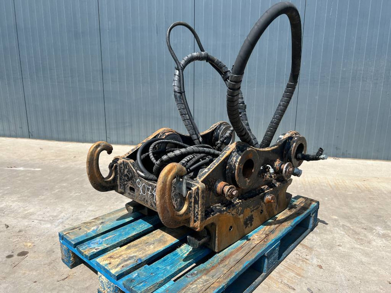OilQuick OQ80 330D - 336D - 336E - 336F DB-stick - Quick coupler for Construction machinery: picture 1 OilQuick OQ80 330D - 336D - 336E - 336F DB-stick - Quick coupler for Construction machinery: picture 1