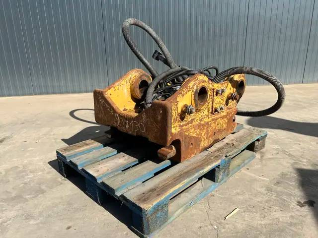 OilQuick OQ80 - 330F / 329E - Quick coupler for Construction machinery: picture 1 OilQuick OQ80 - 330F / 329E - Quick coupler for Construction machinery: picture 1