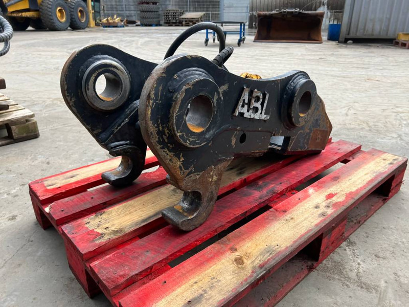 Volvo S1 - 323D - Quick coupler for Construction machinery: picture 5 Volvo S1 - 323D - Quick coupler for Construction machinery: picture 5