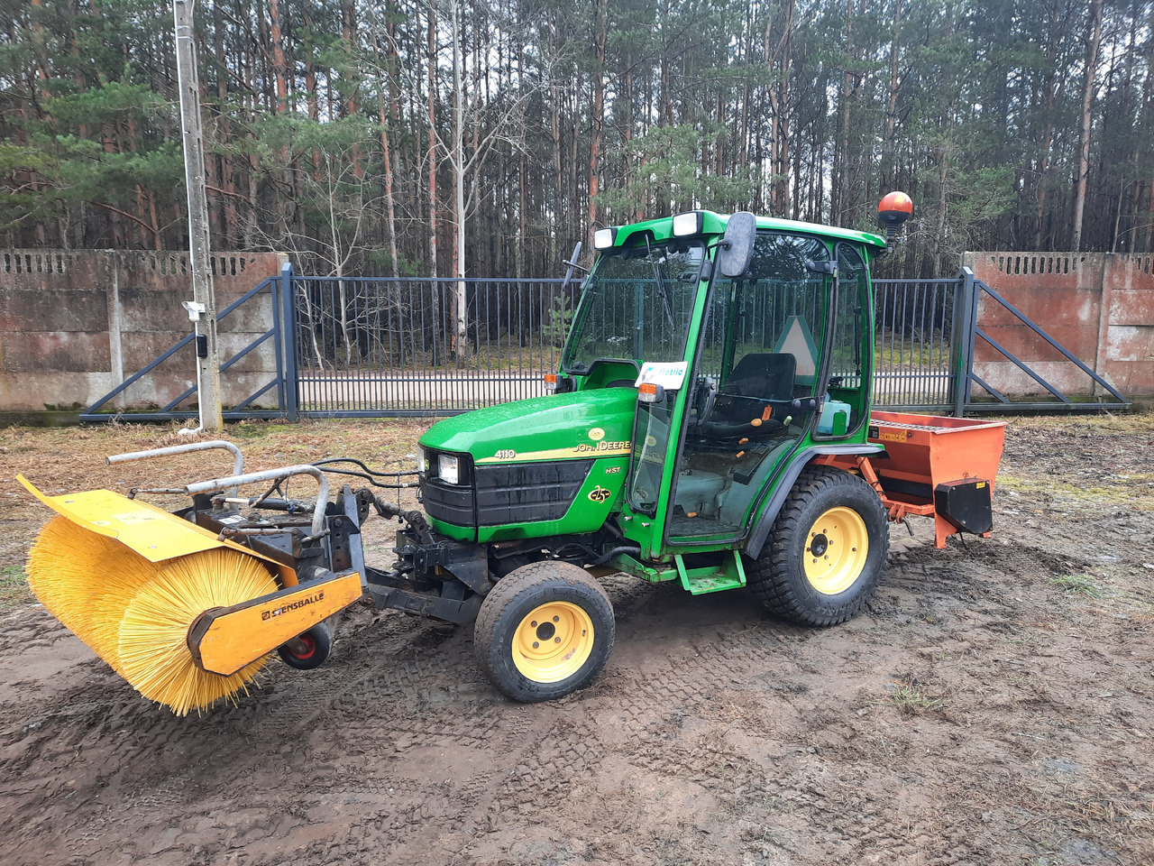 JOHN DEERE 4110 - Farm tractor: picture 1 JOHN DEERE 4110 - Farm tractor: picture 1