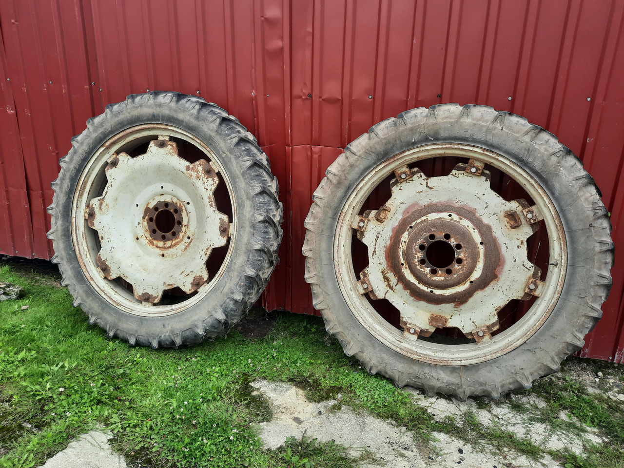 KLEBER Super 3 11.2 R44 - Wheel and tire package for Agricultural machinery: picture 1 KLEBER Super 3 11.2 R44 - Wheel and tire package for Agricultural machinery: picture 1