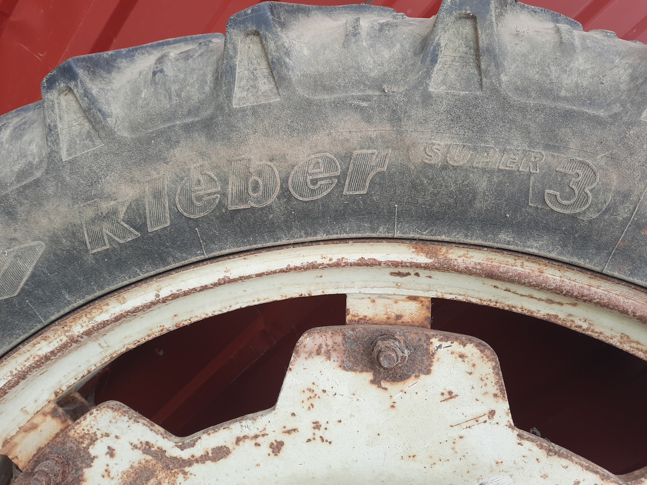 KLEBER Super 3 11.2 R44 - Wheel and tire package for Agricultural machinery: picture 5 KLEBER Super 3 11.2 R44 - Wheel and tire package for Agricultural machinery: picture 5