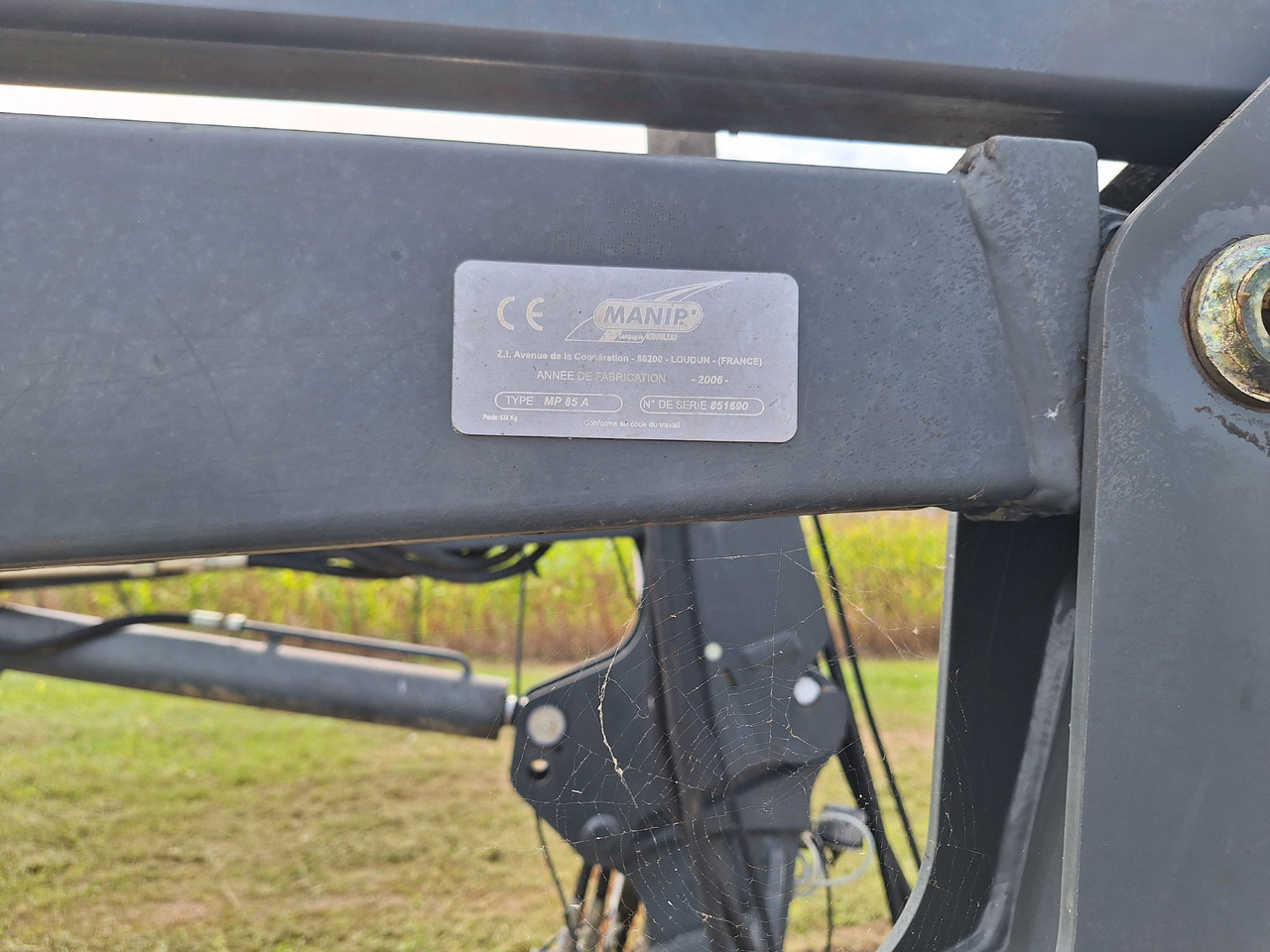 Manip MP85 - Front loader for tractor: picture 3 Manip MP85 - Front loader for tractor: picture 3