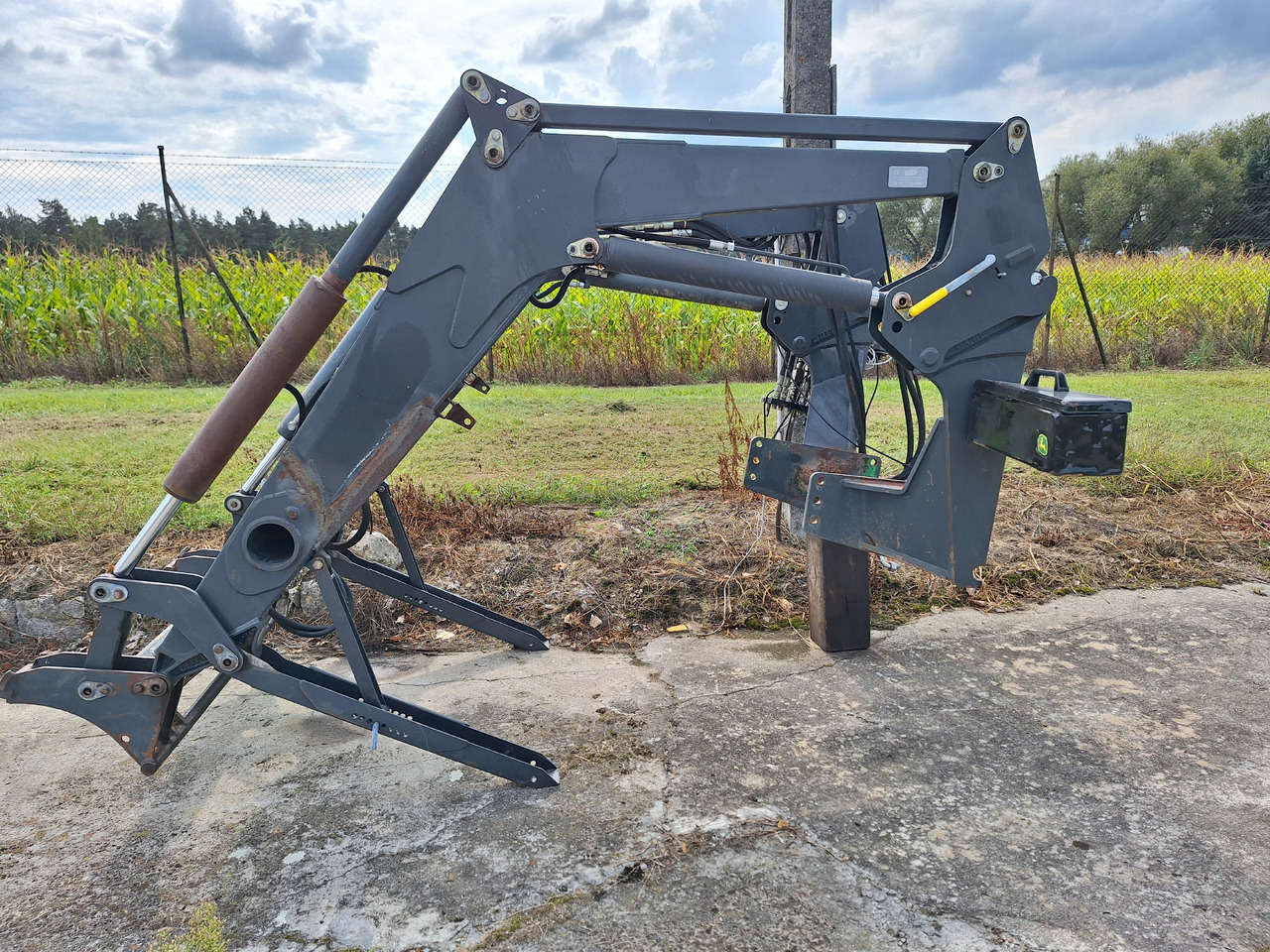 Manip MP85 - Front loader for tractor: picture 2 Manip MP85 - Front loader for tractor: picture 2
