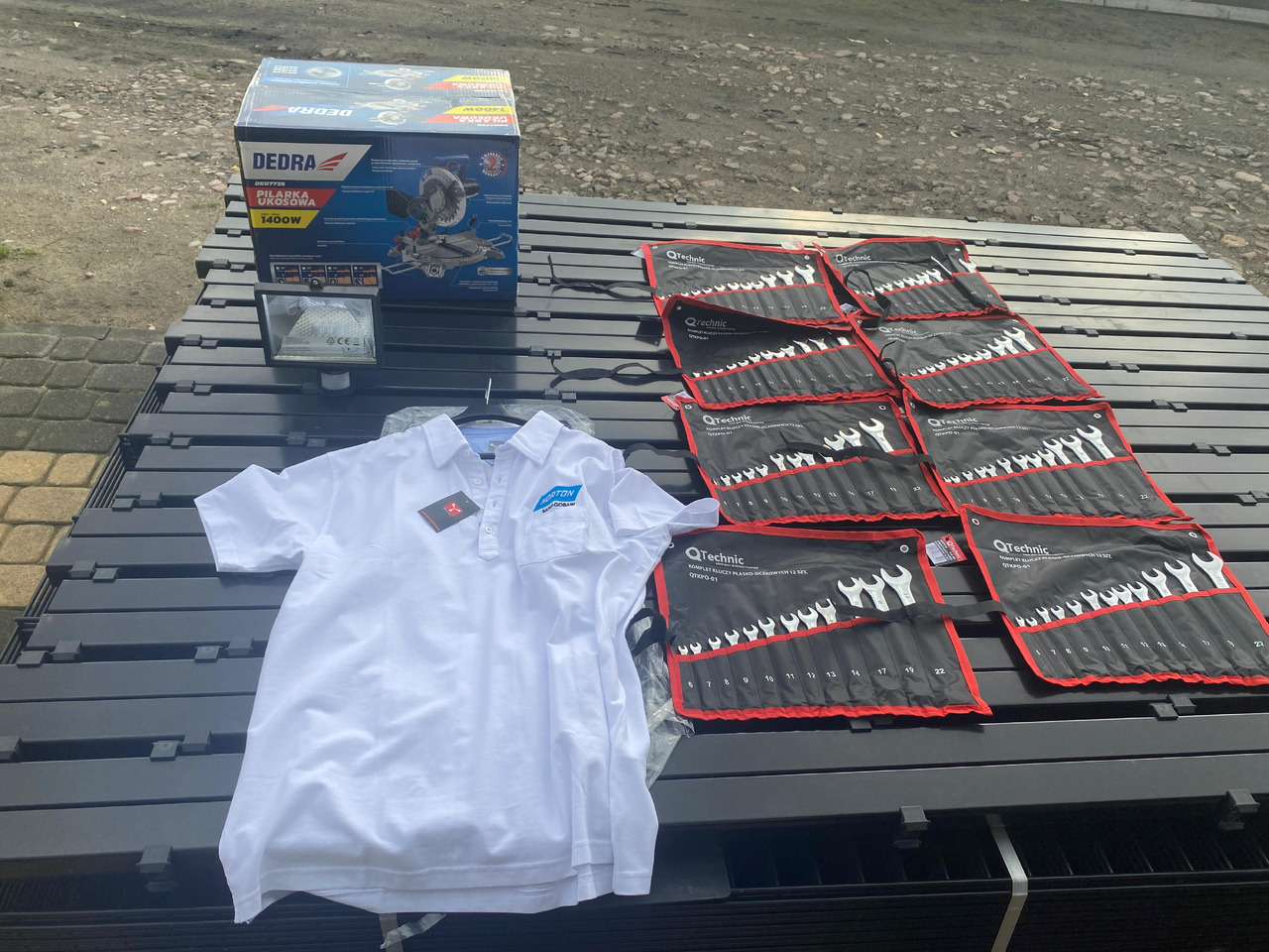 Norton, Dedra ukośnica, zestaw kluczy, lampa z czujnikiem, koszulka Polo - Garage equipment: picture 1 Norton, Dedra ukośnica, zestaw kluczy, lampa z czujnikiem, koszulka Polo - Garage equipment: picture 1