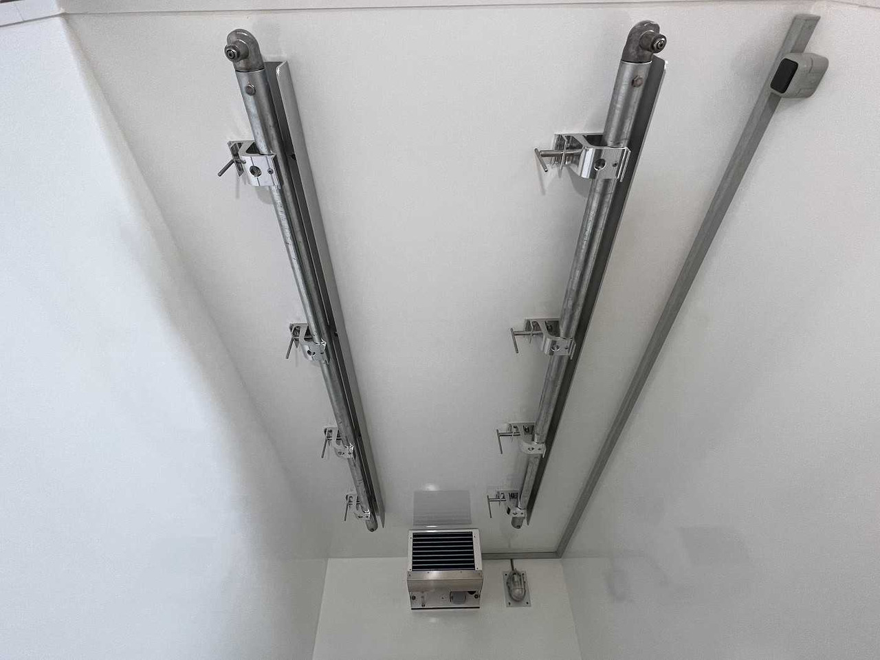 WM MEYER AZK 3030/156 Rohrbahn Kühlanhänger - Refrigerated trailer: picture 3 WM MEYER AZK 3030/156 Rohrbahn Kühlanhänger - Refrigerated trailer: picture 3