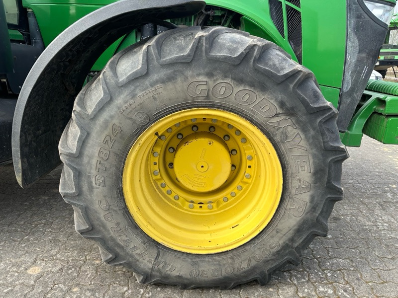 Farm tractor John Deere 8260R AutoPowr: picture 10