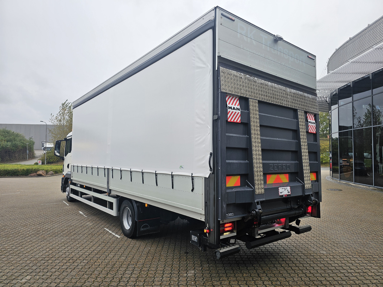 MAN TGL 12.250 - Curtain side truck: picture 3 MAN TGL 12.250 - Curtain side truck: picture 3