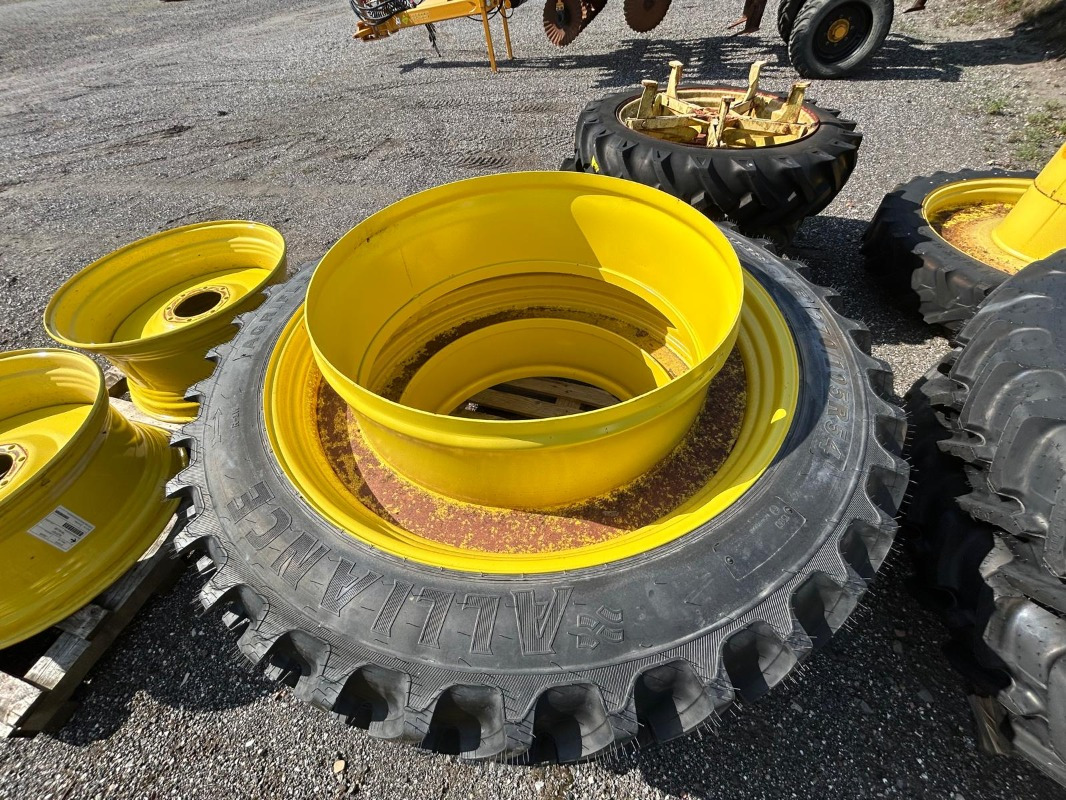 Alliance 270/105R54 Zwillingsräder - 2 Stück - Wheels and tires for Agricultural machinery: picture 1 Alliance 270/105R54 Zwillingsräder - 2 Stück - Wheels and tires for Agricultural machinery: picture 1