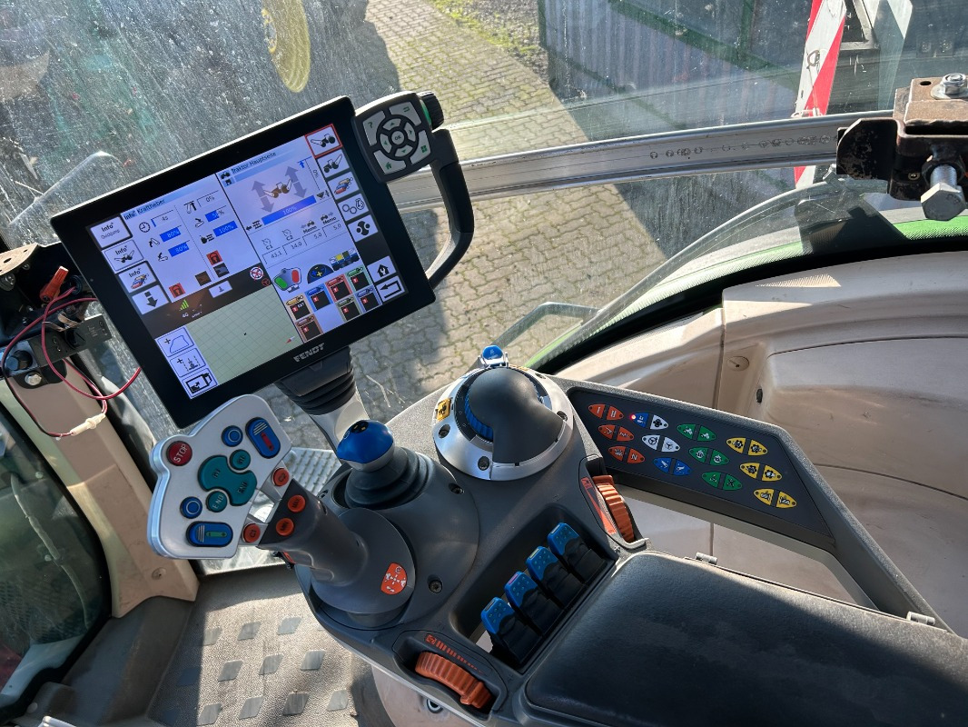 Fendt 826 Vario ProfiPlus - Farm tractor: picture 3 Fendt 826 Vario ProfiPlus - Farm tractor: picture 3