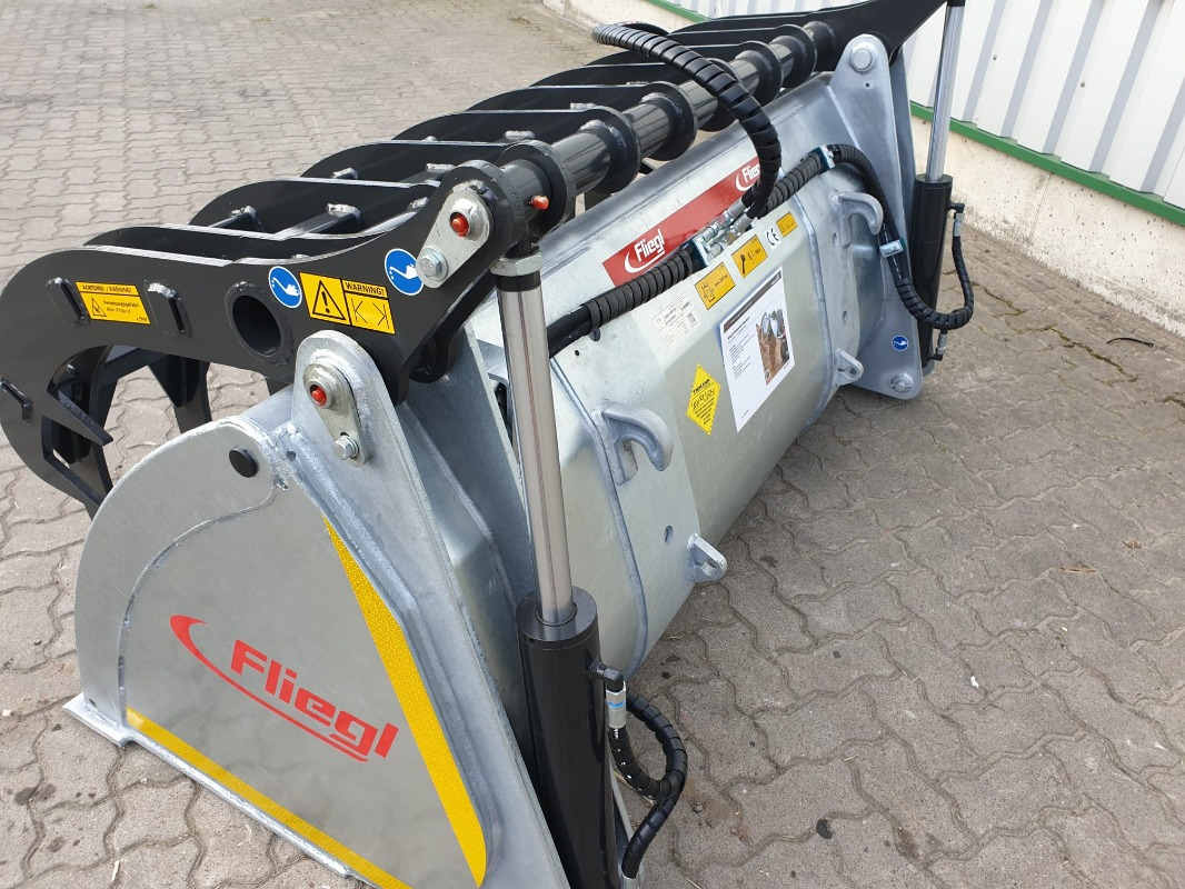 Fliegl SILOGREIFSCHAUFEL - Front loader for tractor: picture 2 Fliegl SILOGREIFSCHAUFEL - Front loader for tractor: picture 2