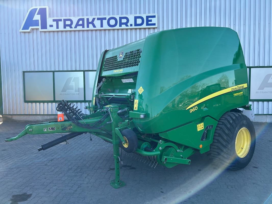 John Deere 960 Premium - Bale wrapper: picture 1 John Deere 960 Premium - Bale wrapper: picture 1