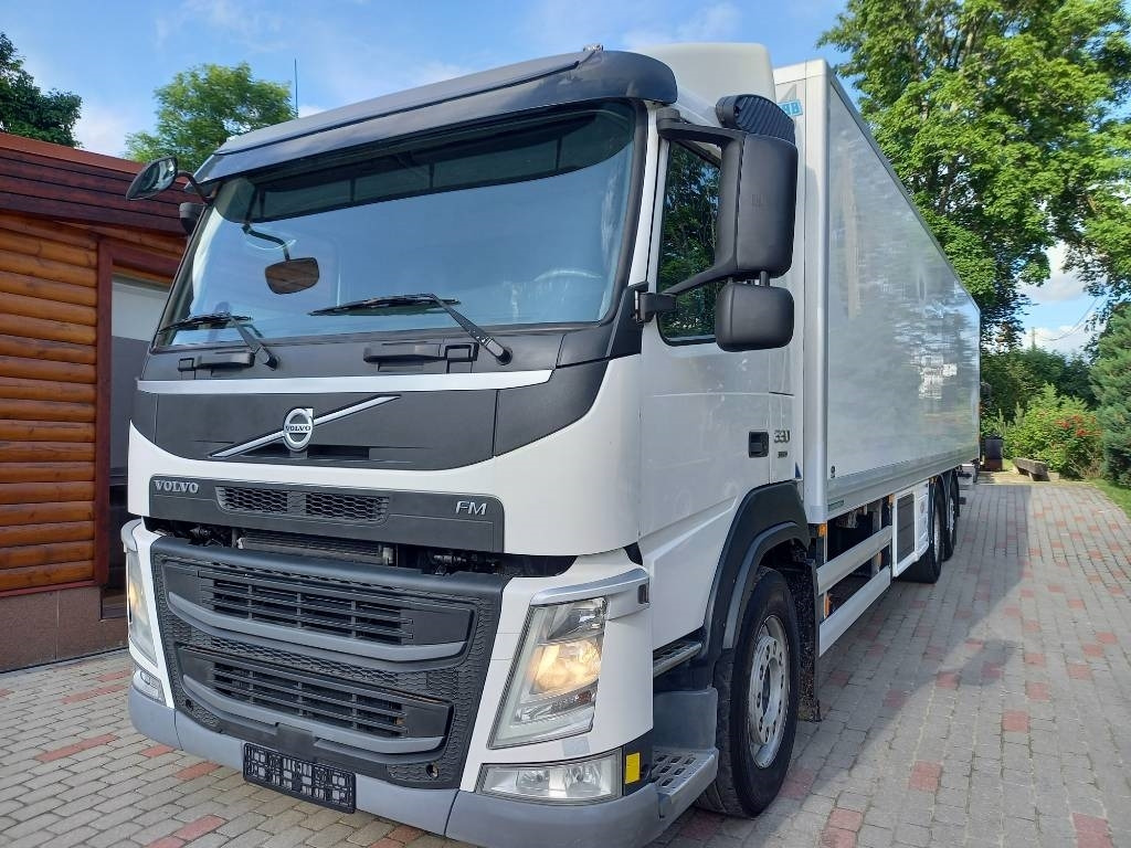 Volvo FM 330, 6x2, CARRIER SUPRA 950 U - Refrigerated truck: picture 2 Volvo FM 330, 6x2, CARRIER SUPRA 950 U - Refrigerated truck: picture 2