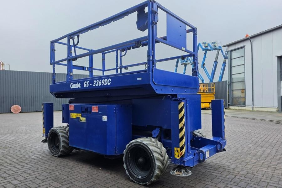Genie GS3369DC Electric, 11.9m Working Height, 454kg Cap - Scissor lift: picture 2 Genie GS3369DC Electric, 11.9m Working Height, 454kg Cap - Scissor lift: picture 2