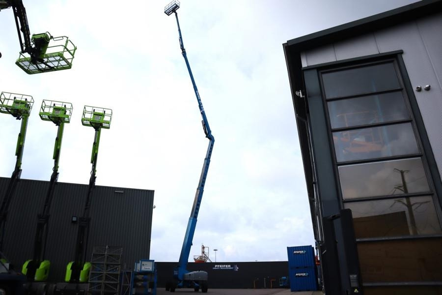 Genie Z135/70 Diesel, 4x4x4 Drive, 43m Lifting Height, 2 - Articulated boom lift: picture 3 Genie Z135/70 Diesel, 4x4x4 Drive, 43m Lifting Height, 2 - Articulated boom lift: picture 3