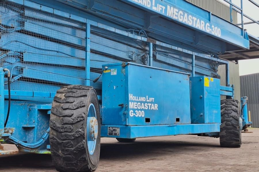 Scissor lift Holland Lift Megastar G300 Diesel, 4x4x4 Drive, 33.5m Working H: picture 10 Scissor lift Holland Lift Megastar G300 Diesel, 4x4x4 Drive, 33.5m Working H: picture 10