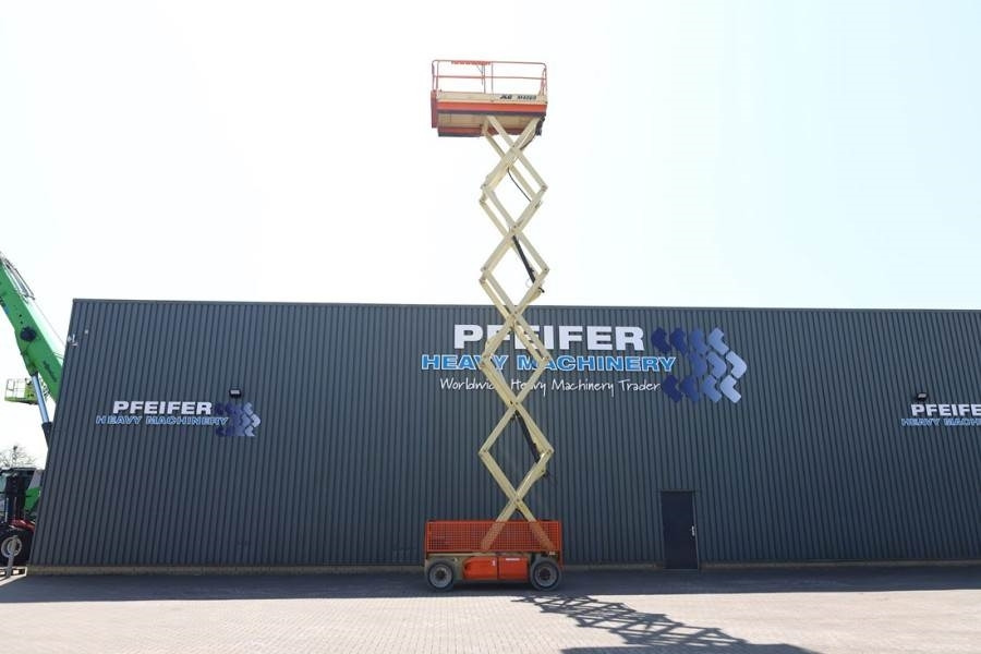 JLG M4069 Hybrid, 14.2m Working Height, 360kg Capacity - Scissor lift: picture 3 JLG M4069 Hybrid, 14.2m Working Height, 360kg Capacity - Scissor lift: picture 3