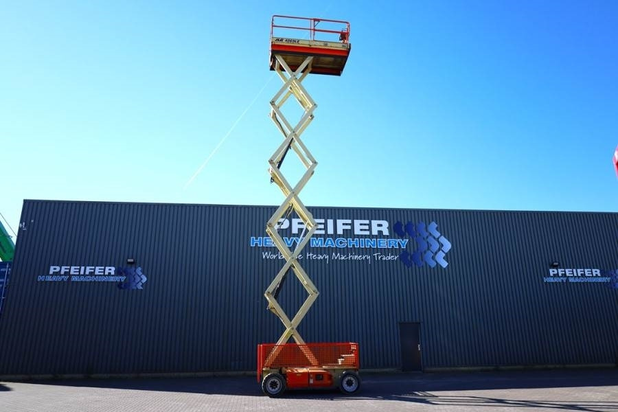 JLG M4069 Hybrid, 14.2m Working Height, 360kg Capacity - Scissor lift: picture 3 JLG M4069 Hybrid, 14.2m Working Height, 360kg Capacity - Scissor lift: picture 3