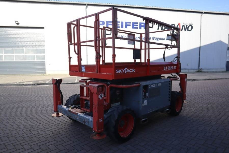 SkyJack SJ6826 Diesel, 4x4 Drive, 10m Working Height, 567k - Scissor lift: picture 3 SkyJack SJ6826 Diesel, 4x4 Drive, 10m Working Height, 567k - Scissor lift: picture 3