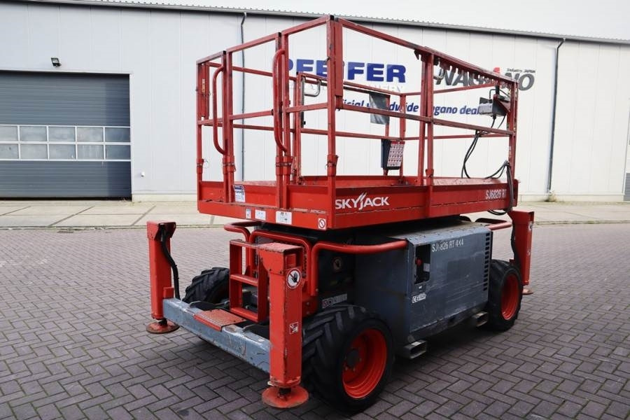 SkyJack SJ6826 Diesel, 4x4 Drive, 10m Working Height, 567k - Scissor lift: picture 2 SkyJack SJ6826 Diesel, 4x4 Drive, 10m Working Height, 567k - Scissor lift: picture 2