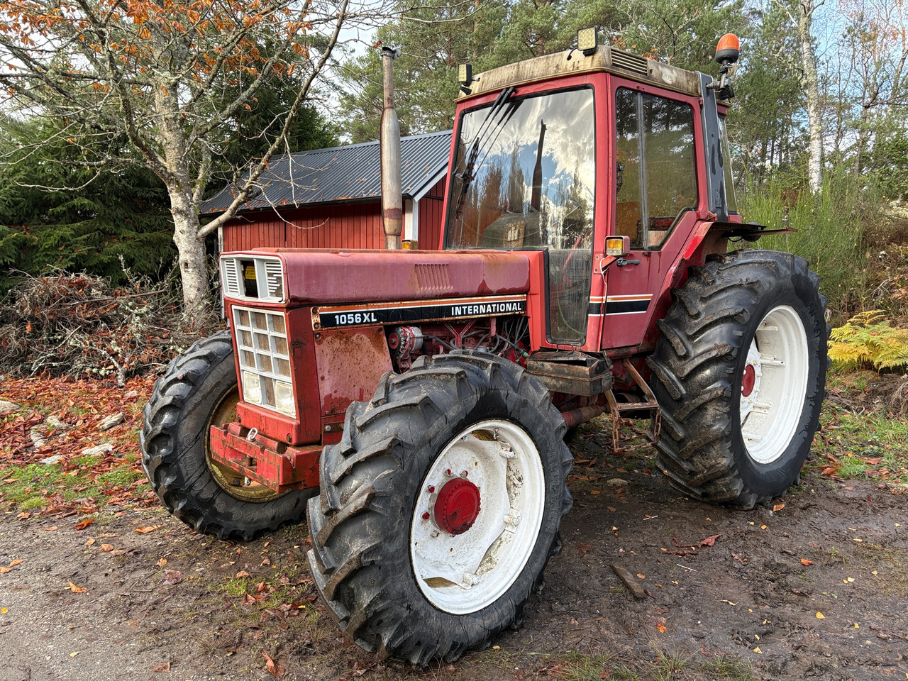International 1056 XL - Farm tractor: picture 1 International 1056 XL - Farm tractor: picture 1