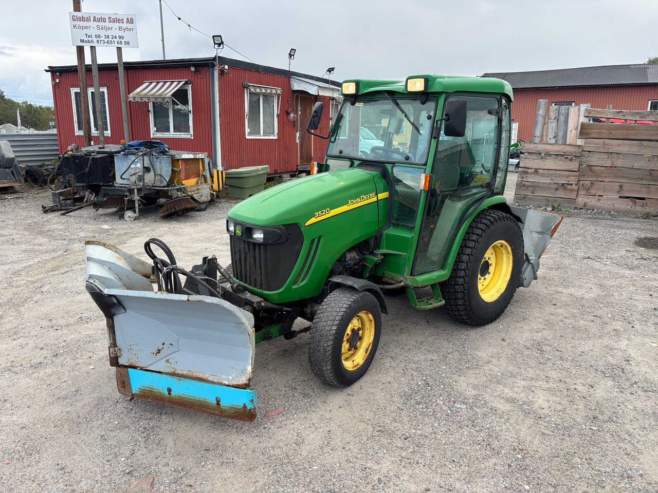 John Deere 3520 - Farm tractor: picture 1 John Deere 3520 - Farm tractor: picture 1