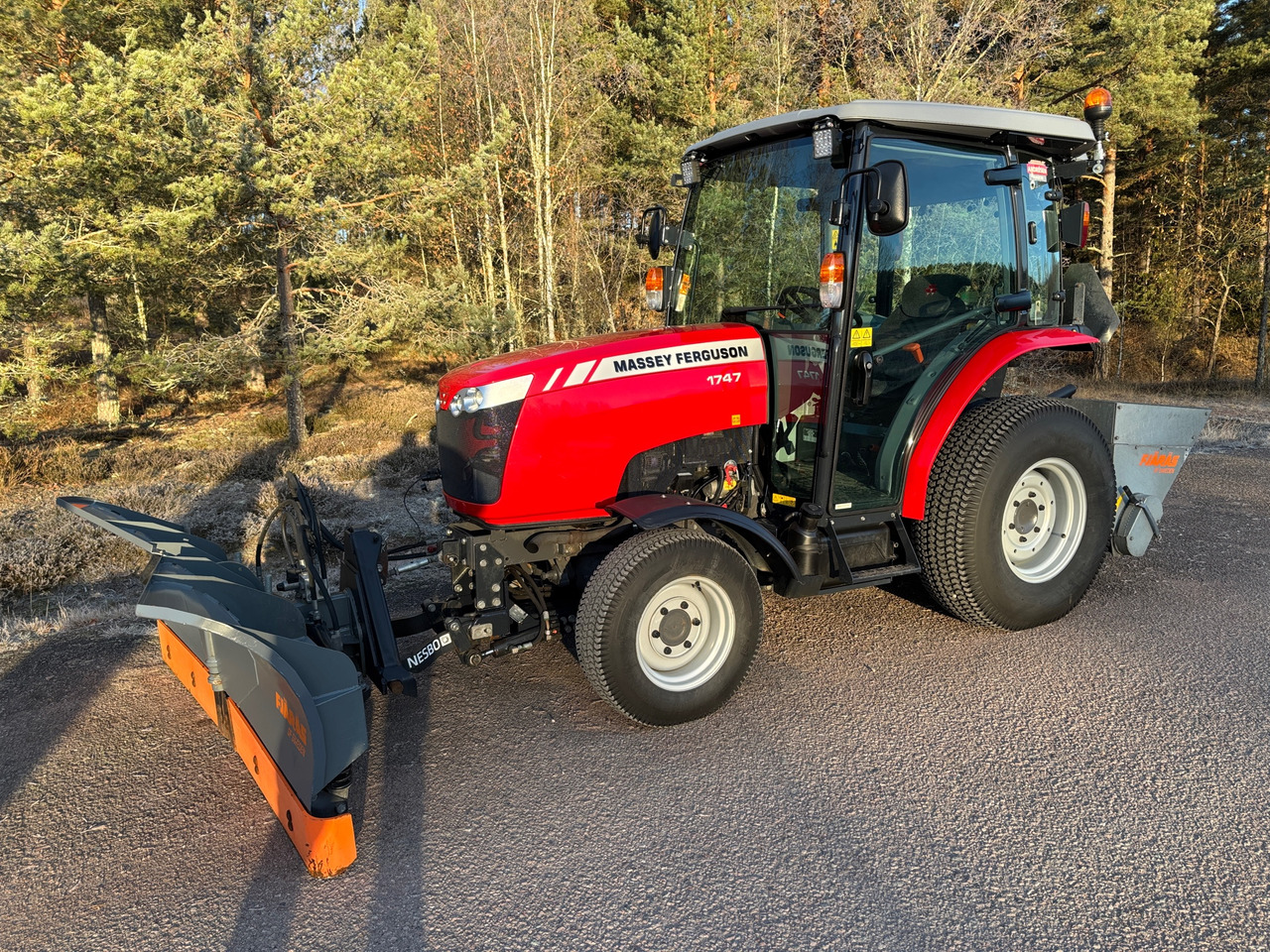 Massey Ferguson 1747 - Farm tractor: picture 1 Massey Ferguson 1747 - Farm tractor: picture 1