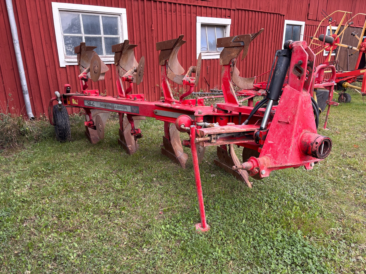 Massey Ferguson 715-4AX - Plough: picture 1 Massey Ferguson 715-4AX - Plough: picture 1