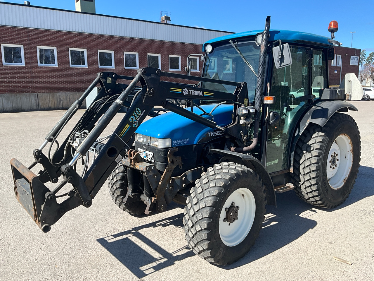 New Holland TN55D - Farm tractor: picture 1 New Holland TN55D - Farm tractor: picture 1