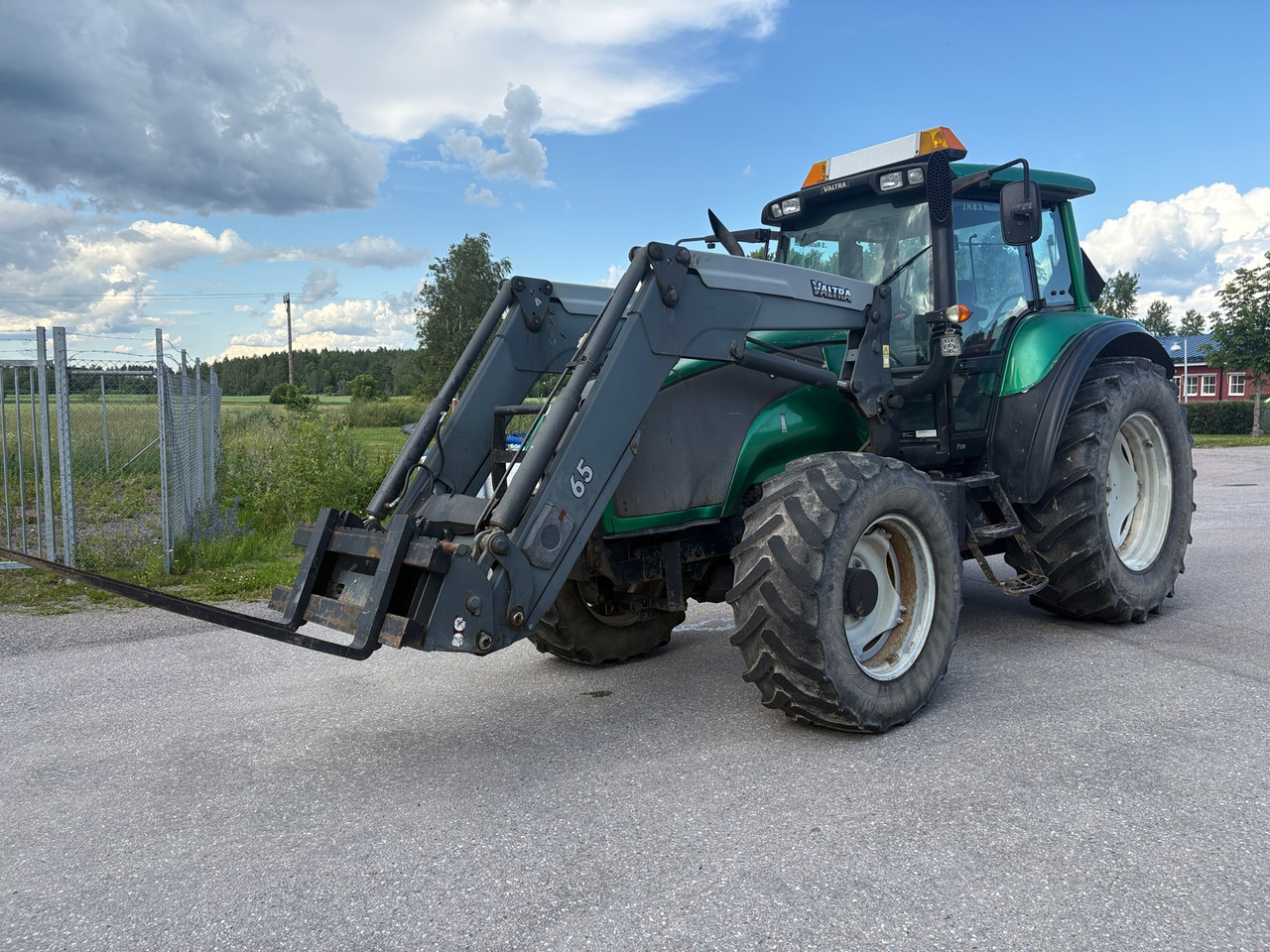 Valtra T120 - Farm tractor: picture 1 Valtra T120 - Farm tractor: picture 1