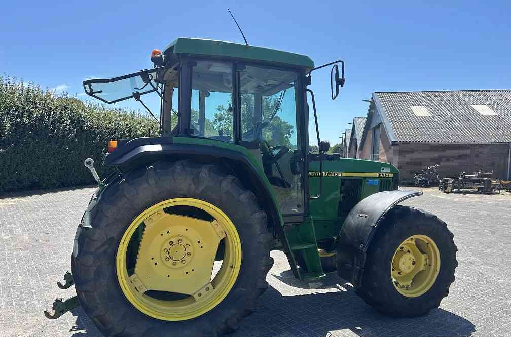 John Deere 6210 - Farm tractor: picture 4 John Deere 6210 - Farm tractor: picture 4