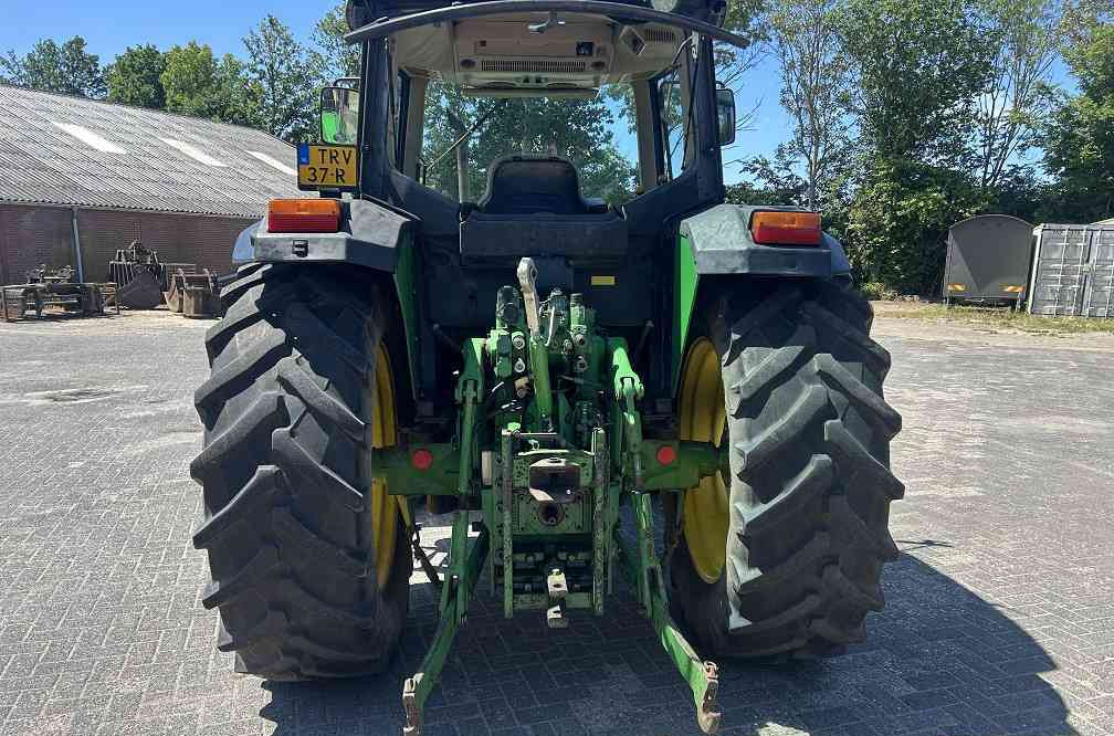 John Deere 6210 - Farm tractor: picture 3 John Deere 6210 - Farm tractor: picture 3