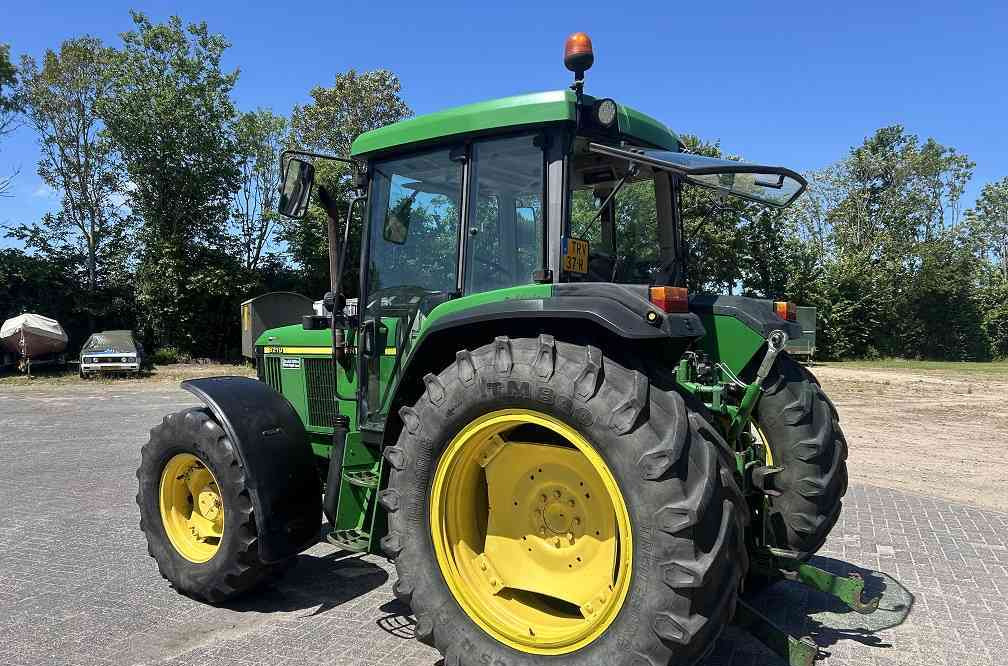 John Deere 6210 - Farm tractor: picture 2 John Deere 6210 - Farm tractor: picture 2